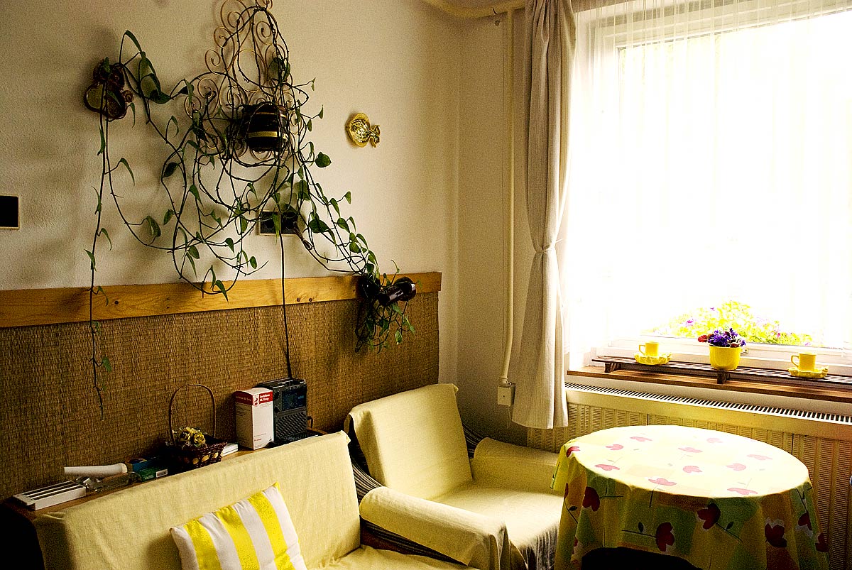 12 - Žlutý pokoj pro klienta v domácím stylu...