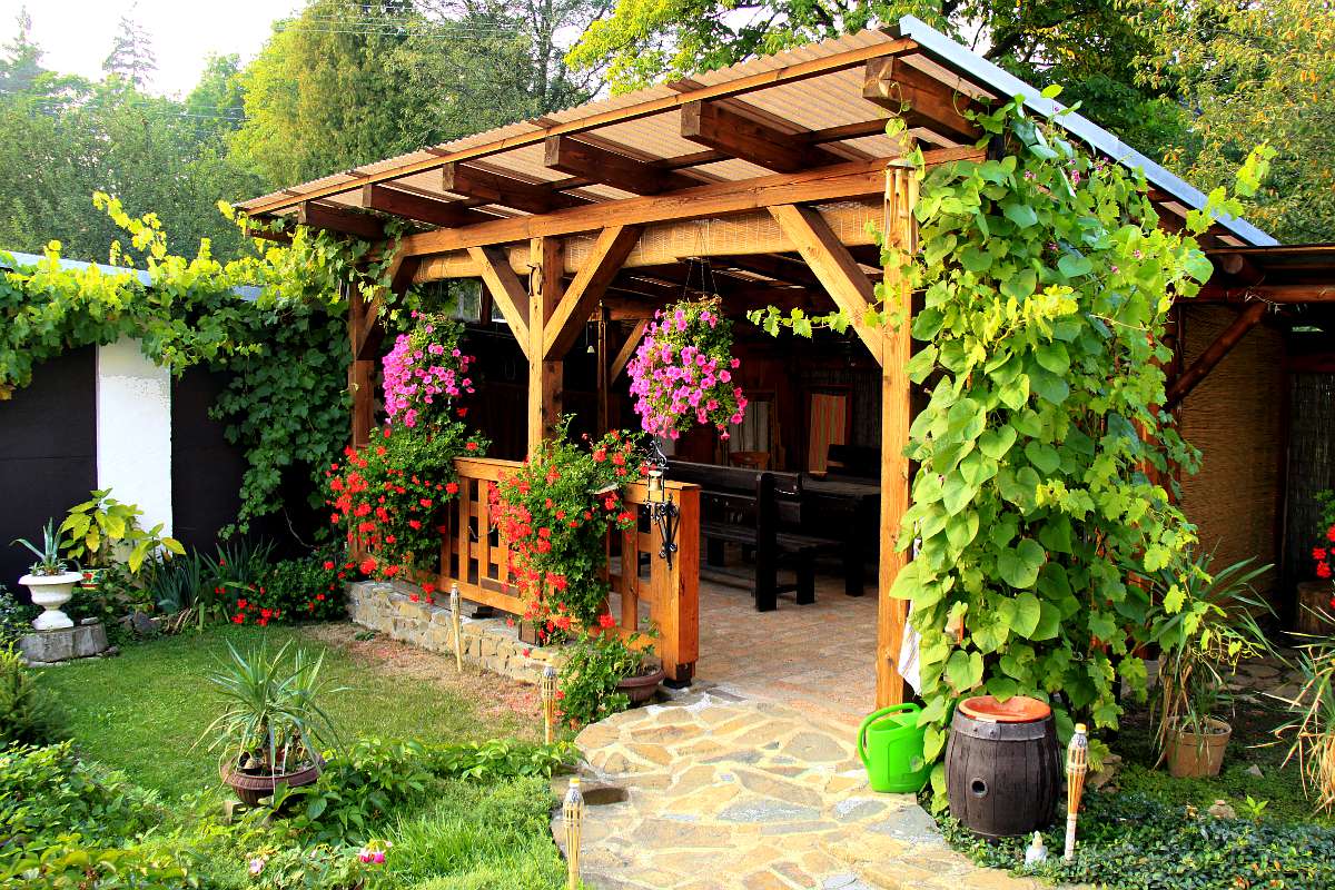 20 - Krytá pergola k odpočinku a relaxaci klientů i pečujících