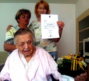 Paní Mirka slaví s rodinou 90. narozeniny své klientky
